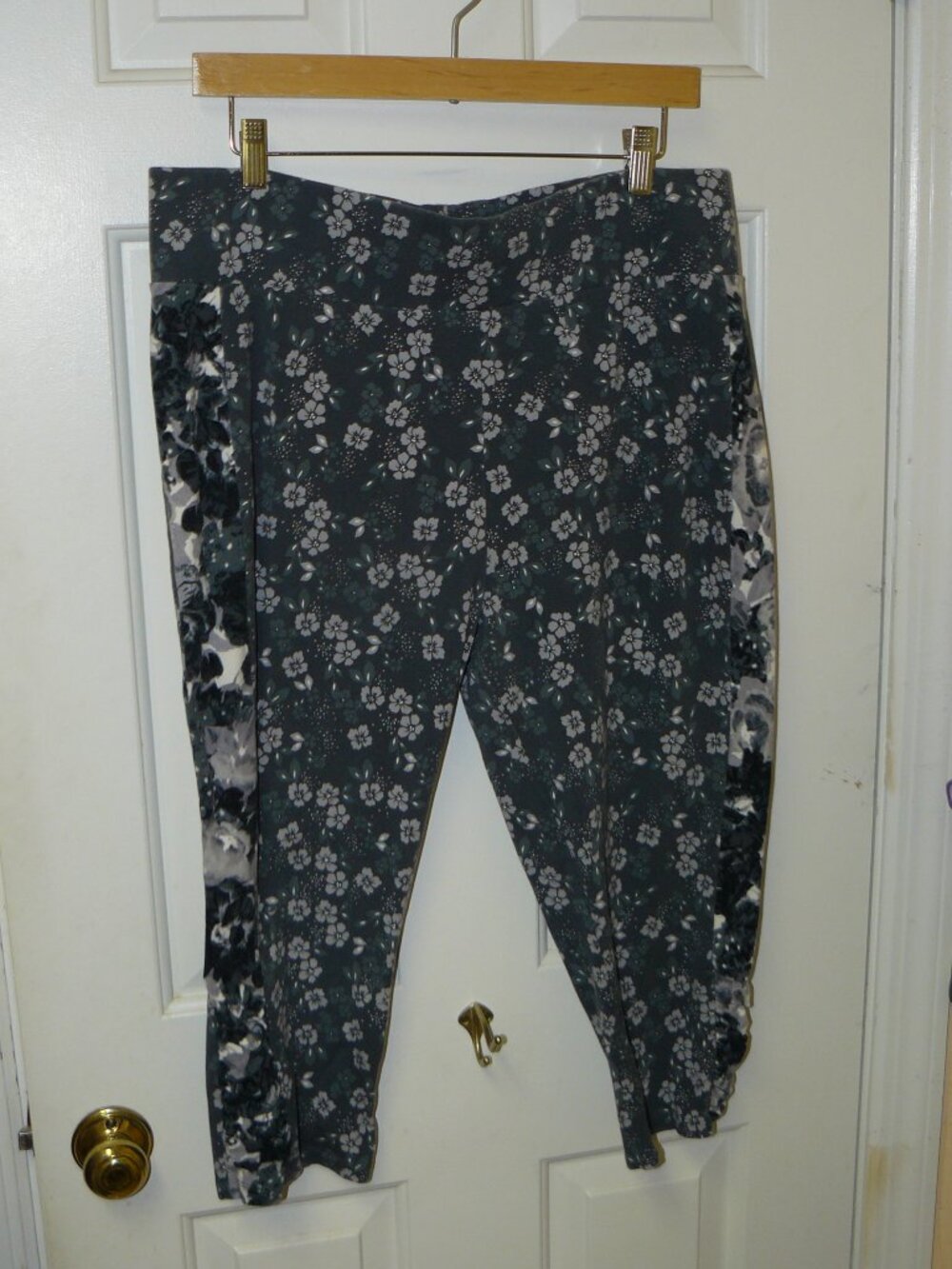 LOGO by Lori Goldstein Printed Knit Capri Pants with Ruching Sz